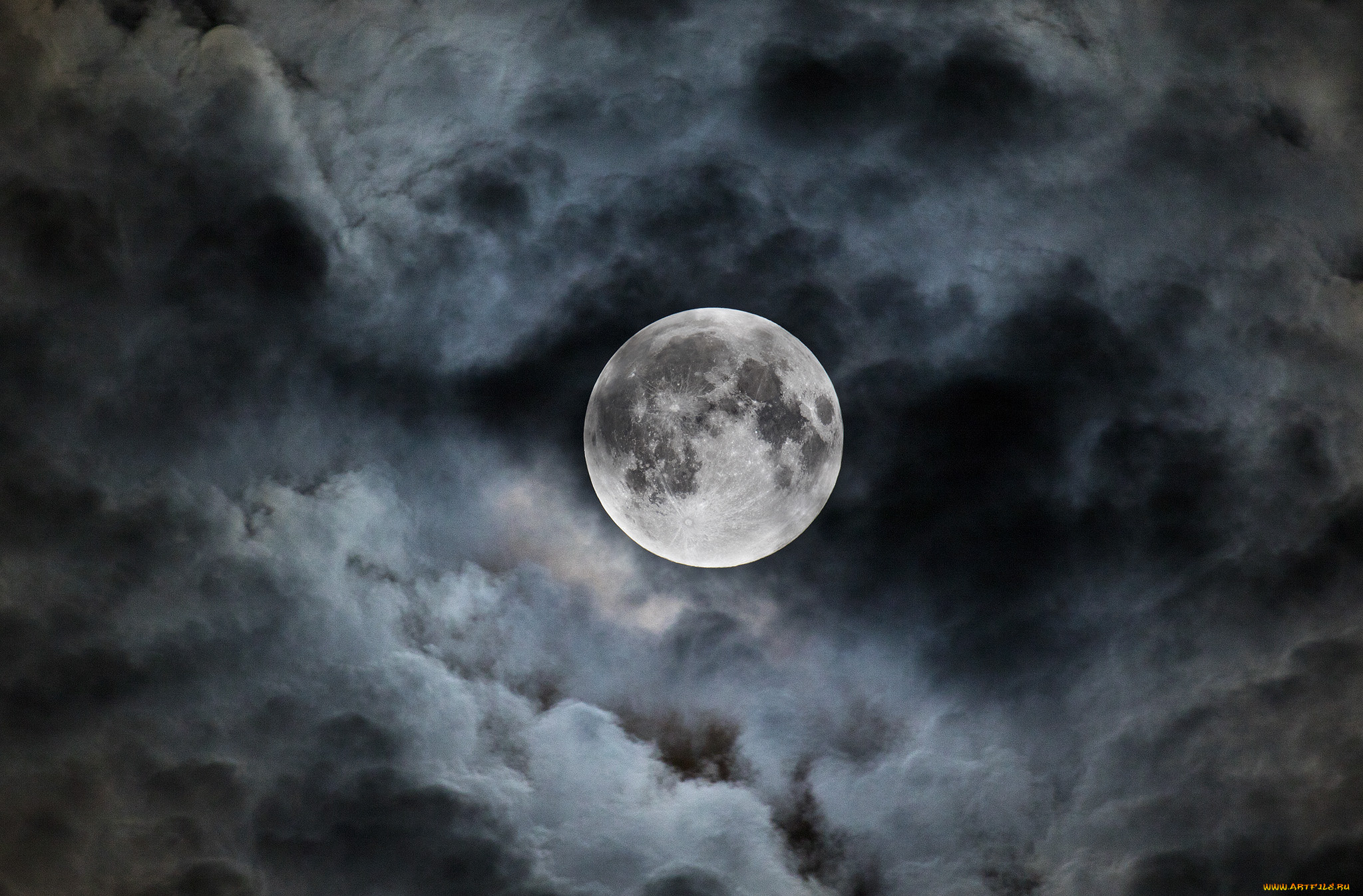 Мрачное небо с луной